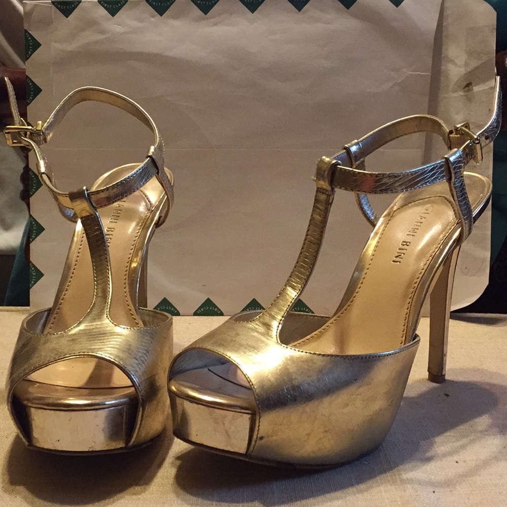 Gianni Bini Gold heels!